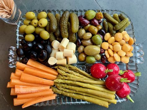 Relish Dish Ideas, Relish Trays Ideas Parties, Relish Tray Ideas Parties, Pickle Tray Ideas, Relish Tray Ideas, Board Meals, Pickle Tray, Deli Ideas, Things To Cook