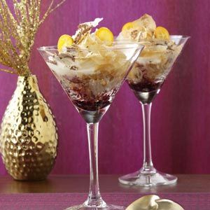 Cannoli Martinis Recipe - Showcase this dessert by serving it in martini glasses. Your taste buds will be delighted with this fabulous treat. There's a delicate crunch from the phyllo, a rich creaminess from the ricotta, subtle wine flavor and a burst of chocolate Martinis Recipe, Italian Desserts Easy, Cannoli Recipe, Italian Chocolate, Wine Flavors, Italian Recipes Dessert, Italian Pastries, After Dinner Drinks, Martini Recipe