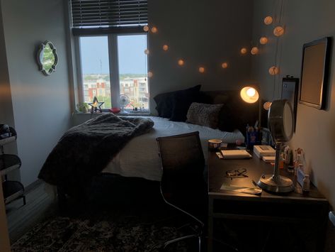 College Dorm Room Ideas Aesthetic Black, Student Dorm Aesthetic, Large Dorm Room, Dorm Room Ideas Dark, Dorm Room Dark, Dark Dorm Room, Black Dorm Room, Single Dorm Room Ideas, Dorm Rooms Decorating