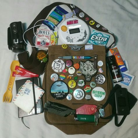 All the stuff i carry in my everyday bag. Funky Bags, Everyday Bag Essentials, Accessory Inspo, Aesthetic Backpack, Inside My Bag, Skater Punk, Purse Essentials, Punk Aesthetic, Backpack Pins