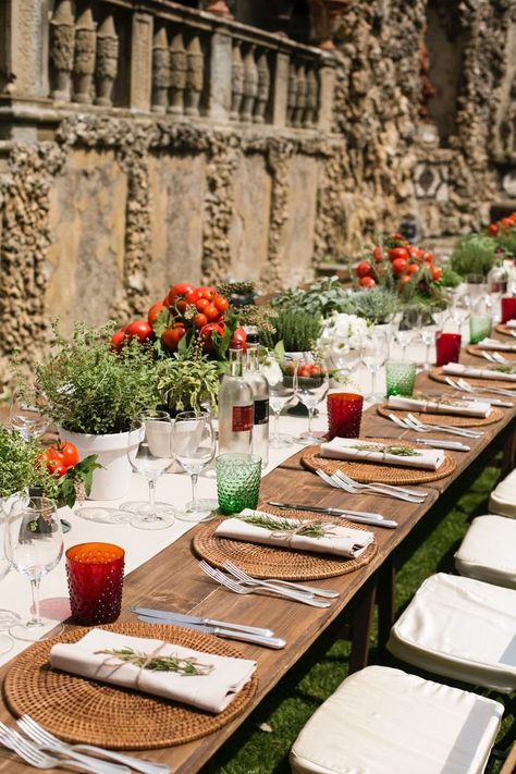 Country Chic Table Decor, Italian Style Table Decor, Italian Countryside Dinner Party, Mediterranean Outdoor Dinner Party, Outdoor Dinner Table Setting, Italian Tablescape Tuscany, Italian Style Table Setting, Rustic Italian Table Setting, Rehearsal Dinner Italian Theme