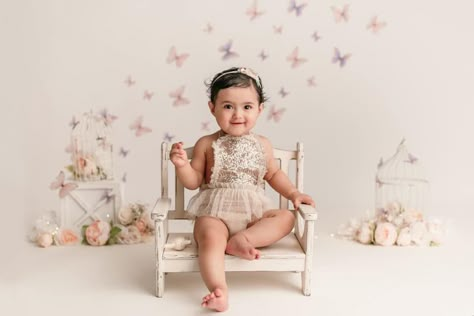 Butterfly Cake Smash, Mother Baby Photography, Baby Birthday Photoshoot, First Birthday Photography, Toddler Themes, 1st Birthday Girl Decorations, 1st Birthday Photoshoot, Baby Birthday Themes, Holiday Mini Session