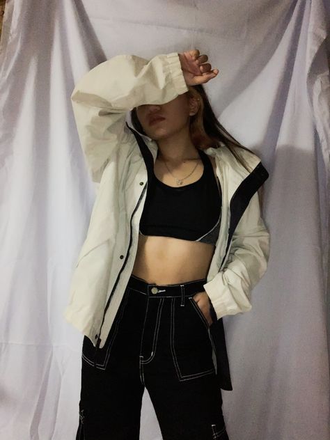 Sports bra oversized jacket contrast stitching pants Stitching Pants, Sports Bra Outfit, Oversized Jacket, The Twenties, Rain Jacket, Sports Bra, Stitching, Street Wear, Bra