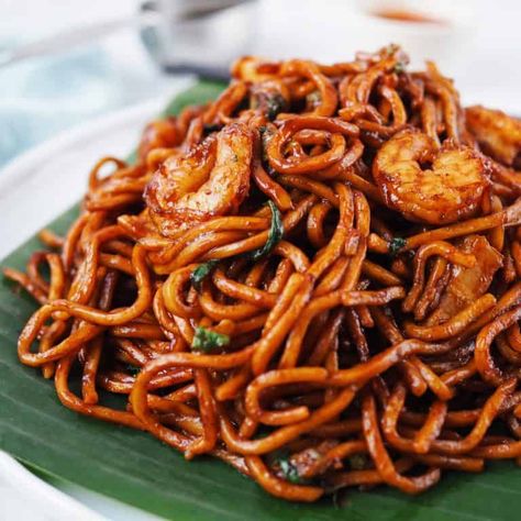 KL Hokkein Mee (30-min. Recipe) - Christie at Home Malaysian Noodles Recipes, Egg Noodles Dishes, Hokkien Noodles Recipe, Malaysian Noodles, Noodles Dishes, Chewy Noodles, Hokkien Noodles, Rustic Cooking, Chinese Banquet