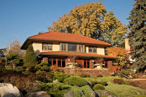 Picturesque Prairie-style house on a Minnesota lake.  Touches of Asian style in the interior. Prairie Style Interior, Prairie Style Architecture, Architectural Detailing, Craftsman Home Interiors, Coastal Cottage Style, Prairie School, Prairie House, Craftsman Interior, Prairie Home