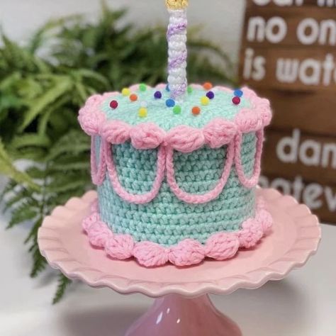 Crochet Cake, Graph Crochet, Crochet Bouquet, Crochet Design Pattern, Crochet Food, Kawaii Crochet, Crochet Doll Clothes, Crochet Fashion Patterns, Fun Crochet Projects