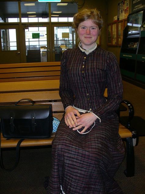 Sarah-Chrisman- Living in the 18th Century – Woman Shuns Modern Technology for Victorian-era Lifestyle- But there is one aspect of modern life not even this Victorian-age lady can’t resist, Facebook. Yup, she has her own Facebook account.----You don't say?!, shuns cell phones, cars and modern cooking conveniences but can't give up the demon facebook. Victorian Lifestyle, Modern Cooking, She Cooks, 18th Century Women, Victorian Age, Facebook Account, Live Simply, Modern Lifestyle, Christian Women