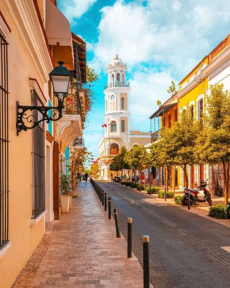 República Dominicana on Instagram: “Los paseos de los viernes en la Ciudad Colonial de Santo Domingo son siempre agradables. 😍 Disfrute de un placentero paseo por las calles…” Dominican Architecture, Santo Domingo Dominican Republic, Magical City, Amazing Landscapes, Holiday Trip, Travel City, Birthday Trip, Colourful Buildings, 2023 Vision