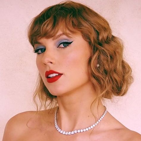 Eras Tour Makeup, Stunning Makeup Looks, Looks For Green Eyes, Makeup Looks For Green Eyes, Perfect Cat Eye, Best Wedding Makeup, Taylor Smith, Taylor Swift Funny, Long Live Taylor Swift