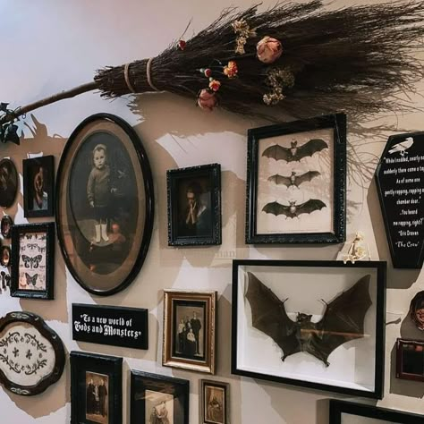 Home Decor Ideas Boho, Home Decor Ideas Vintage, Dark Boho Bedroom, Urban Interior Design, Oddities Decor, Vintage Home Decor Ideas, Academia Room, Witchy Room, Rustic Home Decor Ideas