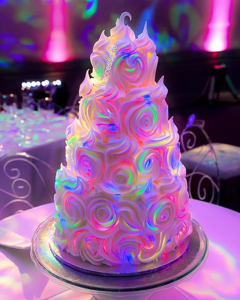 Neon cakes 🎂🎂🎂 would you have this on your bday or wedding 👀 #neon #cake #wedding #party Neon Cake Designs, Birthday Cake Neon, Neon Party Cake, Iridescent Cake, Glow In The Dark Cake, Neon Birthday Cakes, Neon Cake, Retro Theme Party, Neon Cakes