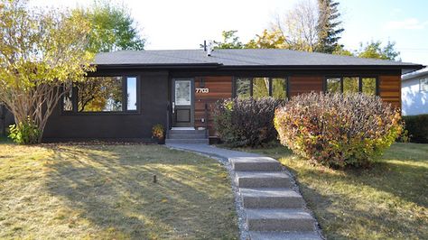 Exterior renovation 80s Home Exterior, Bungalow Exterior Makeover, Exterior Bungalow, Mid Century Modern Backyard, Renovated Bungalow, Ranch Renovation, Modern Backyard Design, Exterior Windows, Renovation Exterior