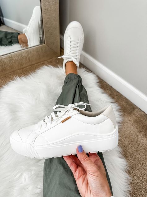 Best White Shoes, Trendy White Sneakers, White Tennis Shoes Outfit, Shoes Design Ideas, White Leather Tennis Shoes, All White Shoes, White Shoes Outfit, Casual White Sneakers, Casual Tennis Shoes