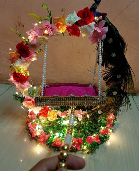 Gopal Ji Jhula Decoration, Jhula Making For Laddu Gopal, Laddu Gopal Room Decoration, Krishna Ji Ka Jhula Decoration, Kanha Ji Ka Jhula, Janmashtami Decoration, Laddu Gopal Dresses, Black Balloon, Easy Diy Room Decor