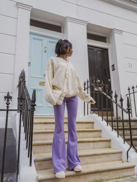 Purple Jeans Outfit, Purple Top Outfit, Purple Pants Outfit, Colored Jeans Outfits, Winter Pants Outfit, Girls Attire, Jeans Outfit Winter, Outfit Invierno, Purple Pants