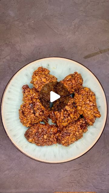 Kuntah_Cooks on Instagram: "KFC dunked wings at home (kuntah’s fried chicken 💀) with easy dunked wings sauce. This is definitely one of the best things I have ever made and the important thing here is the sauce. After I made these wings, I realized if I had mixed my cornflakes with the flour I was going to get much better results so I recommend you do that and do not use too much cornflakes as well. And this is a huge thank you for all the love and support you guys show me because we now have 30k family members 🥹❤️. I really appreciate each and every single person who takes their time to interact with my content and continue passing the positive energy. You are the best❤️ #wings#dunkedwings#food#foodie#safoodie#cooking#recipe#reels#reelsinstagram#zimbabwe#southafrica" Dunked Wings Recipe Kfc, Kfc Dunked Wings Sauce Recipe, Dunked Wings Recipe, Dunked Wings, Wings At Home, Wings Sauce, Wing Sauce Recipes, Kfc Recipe, Easy Pasta Salad Recipe