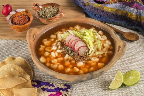 Pozole mexicano ¡un delicia! #PozoleMexicano #RecetaPozole #RecetasMexicanas #SopasMexicanas #RecetasLatinas Pinto Bean Soup, Pozole Recipe, Authentic Mexican Recipes, Chili Spices, Best Mexican Recipes, Holiday Eating, Best Side Dishes, Mexican Food Recipes Authentic, Refried Beans