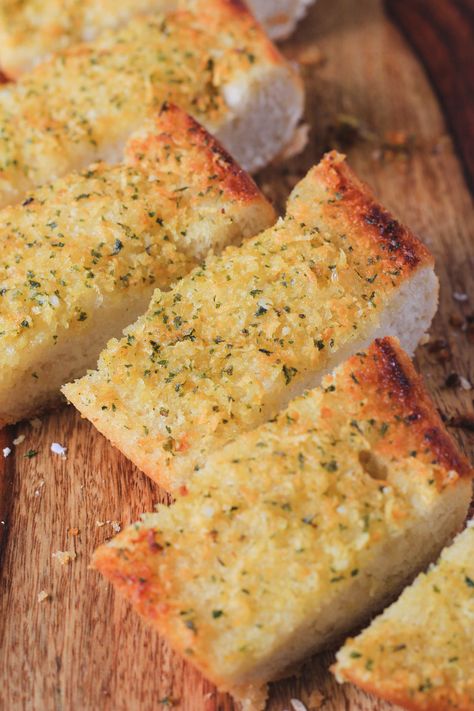 Vegan Garlic Bread Recipe, Easy Garlic Bread Recipe, Vegan Garlic Bread, Garlic Cheese Bread, Garlic Bread Recipe, Garlic Cheese, Hearty Soup, Veggie Food, Baked Garlic