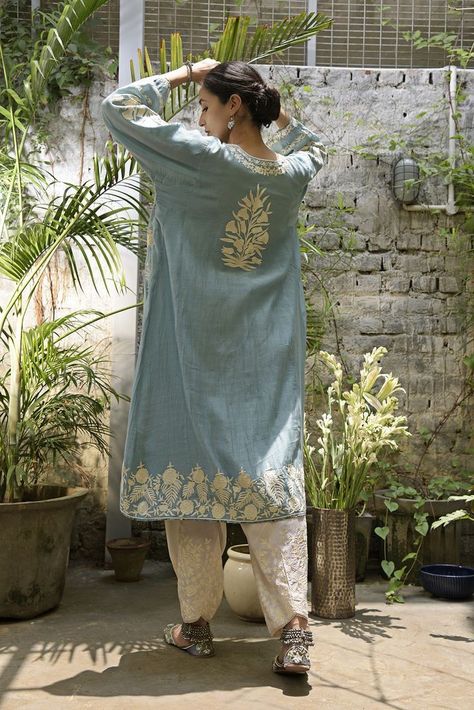 Kashmiri Kurta Woman, Kashmiri Suits Salwar Kameez, Pakistani Dresses Casual Party Wear, Kashmiri Suits Design, Heena Kochhar Suits, Kashmiri Embroidery Suits, Kashmiri Kurti, Kashmiri Kurta, Kashmiri Dress