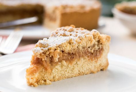 grandma's apple crumble pie cake | thehungrybites.com Baking For Friends, Butter Tart Squares, Apple Crumble Bars, Butter Tart, Rhubarb Muffins, Apple Crumble Pie, Crunchy Chicken, Apple Bars, Gf Flour