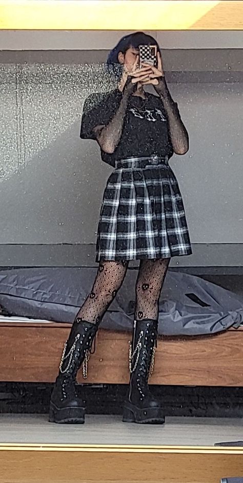 Shoe's : Demonia's Skirt: Shein Shirt: I local store Fishnets: (both) Attitude.holland Doc Martens And Shorts, Fishnet Under T Shirt, Black Outfit Grunge, The 1975 Tour, Outfit Grunge, Tour Outfits, Doc Martens, School Fashion, Black Outfit