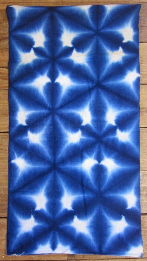 Shibori Flower Pattern, Tie Die Patterns, Shibori Fashion, Sekka Shibori, 3d Shibori, Japanese Tye Dye Shibori, Stitch Resist Shibori, Surface Design Techniques, Itajime Shibori