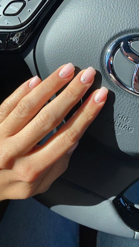 Perfect pink delecate nails with dots Nails With Two Dots, Short Nail Designs Minimal White, Minimal Nails 2023, Minimal Dot Nails, Neutral Nails With Dots, White Nails With Dots Simple, Gold Dot Nail Art, Simple Dot Nail Designs, Pink Dots Nails