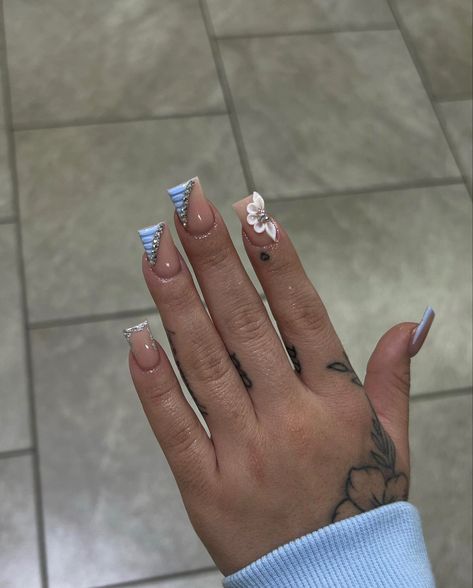 Tapered Medium Nails, Croc Nail Design Short Nails, Shorties Nails Square Winter, Short Bougie Nails, Short Nail Freestyle, Short Freestyle Nail Designs, Short Extra Nails, Boujee Nails Short, Short French Tip Acrylic Nails With Design