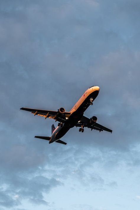 Pilot Career, Plane Photography, Plane Photos, Airplane Wallpaper, Cat Dark, Airplane Flying, Aviation World, Airplane Photography, Passenger Aircraft