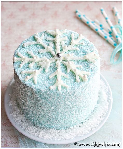 Torte Frozen, White Chocolate Snowflakes, Jul Kaka, Winter Wonderland Cake, Christmas Themed Cake, Snowflake Cake, Winter Onederland Party, Onederland Party, Winter Onederland Birthday