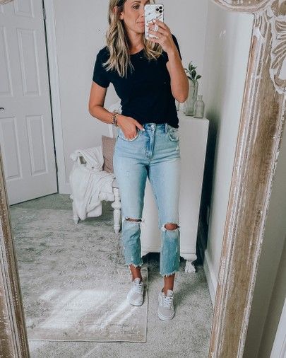 Tan Vans Outfit Women, Jeans And Tennis Shoes Outfit Summer, Taupe Vans Outfit, Summer Jeans And Sneakers Outfit, Summer Mom Jeans Outfit Casual, Mom Jeans With Vans, Mom Jean Outfits Spring, Mom Jean Outfits Summer, What Shoes To Wear With Mom Jeans