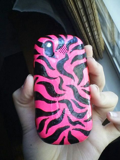 Easy Diy phone case painted with finger nail polish .. dont like it ? Take it off and try another design ! :D Finger Nail Polish, Diy Phone Case Design, Fingernail Polish, Take It Off, Mobile Covers, Diy Phone, Diy Phone Case, Phone Covers, Phone Case Design