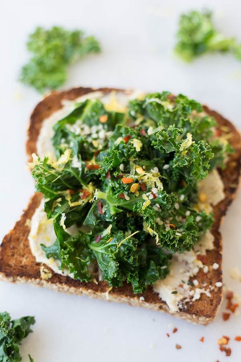 Hummus Kale Toast: a delicious gluten free and vegan breakfast or snack! Flavors like garlic, lemon, and red pepper flakes make for a truly spectacular toast! || fooduzzi.com recipes Kale Toast, Healthy Spreads, Kale Breakfast, Kale Recipes Healthy, Toast Toppers, Vegan Gluten Free Breakfast, Endo Diet, Organic Snacks, Kale Recipes