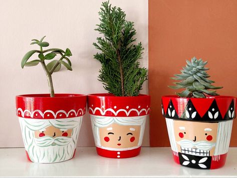 Christmas Plant Pots, Christmas Flower Pots, Disney Diy Christmas Ornaments, Terra Cotta Pot Crafts Diy, Plant Pot Design, Flower Pot Art, Terra Cotta Pot Crafts, Christmas Pots, Flower Pot Design