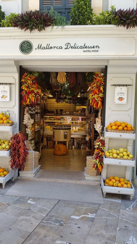 Luxury Farmers Market, Outdoor Fruit Display, Italian Farmers Market Aesthetic, Fruit Stall Design, Fruit Store Design, Vegetable Market Design, Fruit Shop Design Ideas, Verduleria Ideas, Small Grocery Store Design