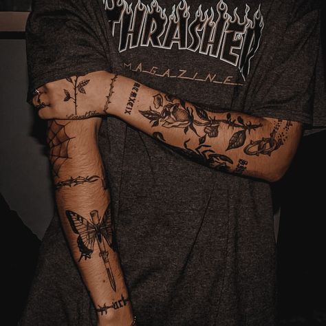 Rosen Tattoo Mann, Hals Tattoo Mann, Rose Hand Tattoo, Tattoo Inspiration Men, Cool Chest Tattoos, Tatuaje A Color, Small Tattoos For Guys, Boy Tattoos, Hand Tattoos For Guys