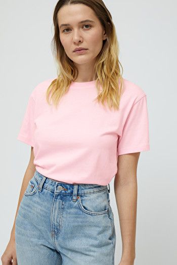 Alanis T-shirt - Light Pink - Tops - Weekday NL Light Pink Shirt Outfit, Pink Tshirt Outfit, Pink Shirt Outfit, Light Pink Shirt, Swedish Street Style, Light Pink Tops, Shirts For Teens, Plain Tees, Pink T Shirt