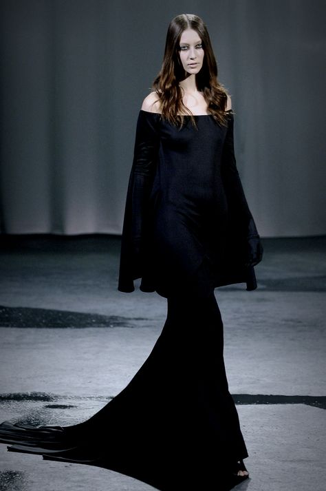 Vampire Fitness : Alana Zimmer @ Givenchy Haute Couture S/S 2007 Alana Zimmer, Goth Gown, Givenchy Haute Couture, Gothic Shirts, Fashion Inspiration Design, Couture Gowns, Chic Dress, Gothic Fashion, Givenchy