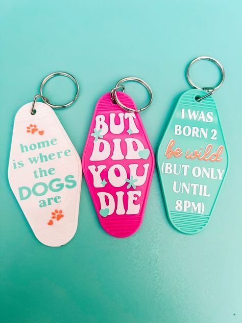 These motel keychains are so cute & can be customized however you like! These designs are by Milkmilksugar Cute Cricut Projects To Sell, Cricut Etsy Ideas, Hotel Keychain Ideas, Cricut Keychain Ideas, Motel Keychain Ideas, Keychain Design Ideas, Keychain Cricut, Cricut Blanks, Cricut Keychains