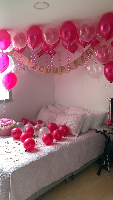 Cute Simple Birthday Decorations, Birthday Decorations In Room, Birthday Decorated Room, Ideas Para Cumpleaños Mujer, Birthday Bedroom Decorations, Room Birthday Decoration, Birthday Room Decor, Surprise Birthday Decorations, 17th Birthday Ideas