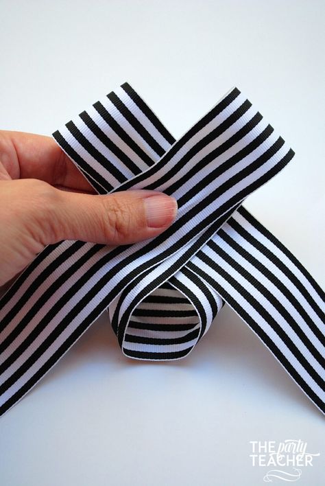 Tutorial: How to Tie the Perfect Bow - The Party Teacher How To Tie A Flat Bow With Ribbon, Ribbon Projects Diy, How To Tie Pretty Bow, Tying A Large Ribbon Bow, Easy Bow Tutorial Ribbons, Now Tying With Ribbon, Ribbon Tying Tutorial, Tie A Bow With Wired Ribbon, How To Tie A Bow With Ribbon Video