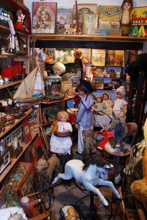 Toy Shop Display, Christmas Toy Shop, Victorian Toys, Trendy Toys, Toy Display, Doll Display, Toy Shop, Toy Rooms, Old Dolls