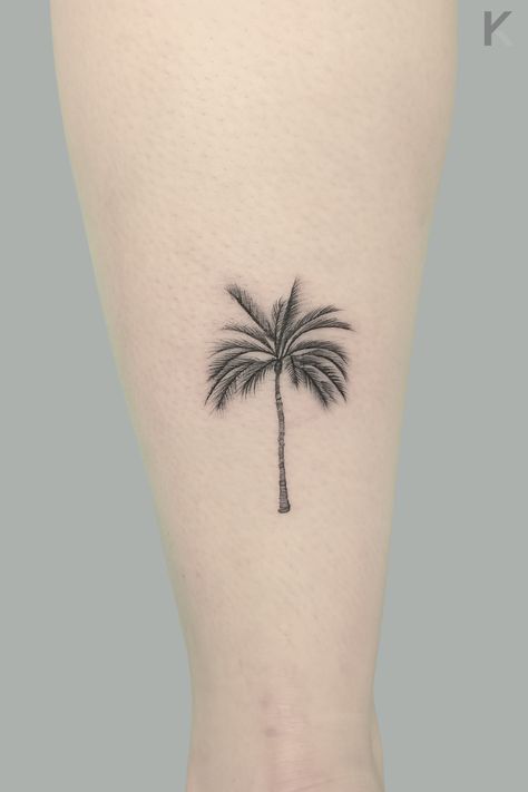 Tatuaje de Palmera Tropical 
Descubre la belleza de este tatuaje de palmera, perfecto para los amantes de la naturaleza y los viajes. Con líneas finas y detalles intrincados, este diseño captura la esencia de una escapada tropical. Ideal para el brazo, la pierna o la espalda, este tatuaje minimalista es una obra de arte que te llevará a la playa cada vez que lo mires.
#TatuajeDePalmera #TatuajeMinimalista #ArteCorporal #TatuajesDeNaturaleza #InspiraciónDeTatuajes #TatuajesViaje #TatuajeTropical