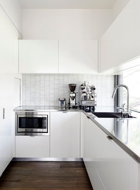 White minimalist kitchen Modern L Shaped Kitchens, L Shaped Kitchen Designs, Kitchen Butlers Pantry, Modern Kitchen Lighting, Organize Kitchen, Model Dapur, Interior Dapur, Refacing Kitchen Cabinets, Desain Pantry