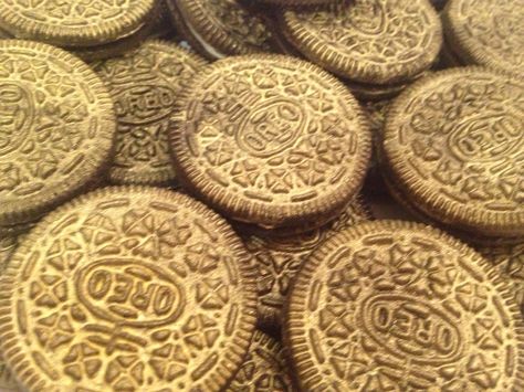 Golden Oreos! Get some food grade edible spray paint and spray Oreos #gold #oreos #treats Oreo Snacks, Gold Oreos, Gold Food, Kentucky Derby Party, Derby Party, Pub Crawl, Pirate Party, Gold Coin, Kentucky Derby