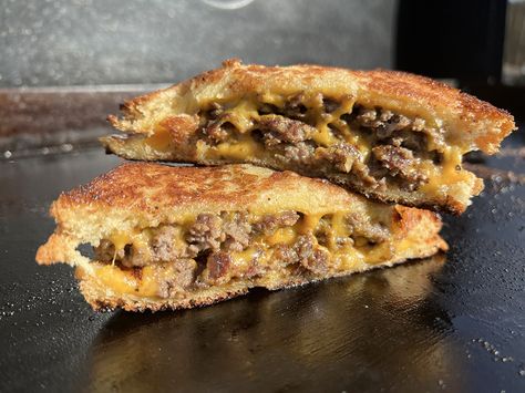 Grilled Cheese Smash Burgers - Dan-O's Seasoning Beer Cheese Recipe, Smash Burger Recipe, Smash Burgers, Patty Melt, Chicken Sandwich Recipes, Baked Chicken Parmesan, Smash Burger, Oven Baked Chicken, Good Burger