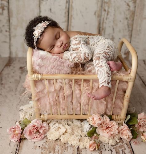 Newborn Photography Girly Black, Babygirl Photoshoot Ideas, Newborn Photography Girly, 1 Month Old Baby Pictures, Baby Picture Outfits, Newborn Photography Tips, Cute Pregnancy Pictures, Couple Pregnancy Photoshoot, Baby Pictures Newborn