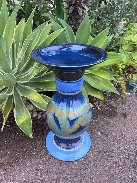 Upcycled ceramics Diy Birdbath, Ceramic Inspiration, Bird Baths, Glass Ceramic, Bird Bath, Ceramics, Glass