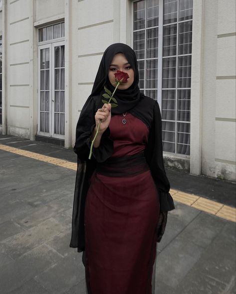 Masquerade Outfit Ideas Hijab, Gala Dinner Outfit Hijab, Prom Dresses For Hijabis, Gothic Hijab, Red Hijab Outfit, Goth Hijabi, Black Outfit Hijab, Maheen Khan, Hijabi Aesthetic Outfits