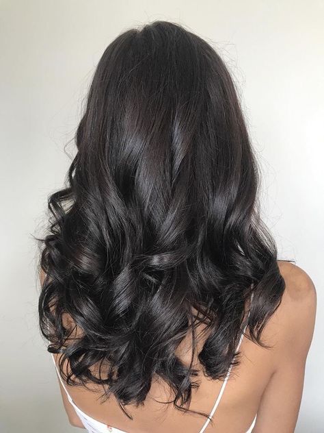 ❥Pinterest: yarenak67 Medium Black Hair, Black Hair Curls, Medium Length Curls, Curled Hairstyles For Medium Hair, Black Wavy Hair, Black Brown Hair, Dark Brunette Hair, Brown Hair Looks, Brown Hair Inspo